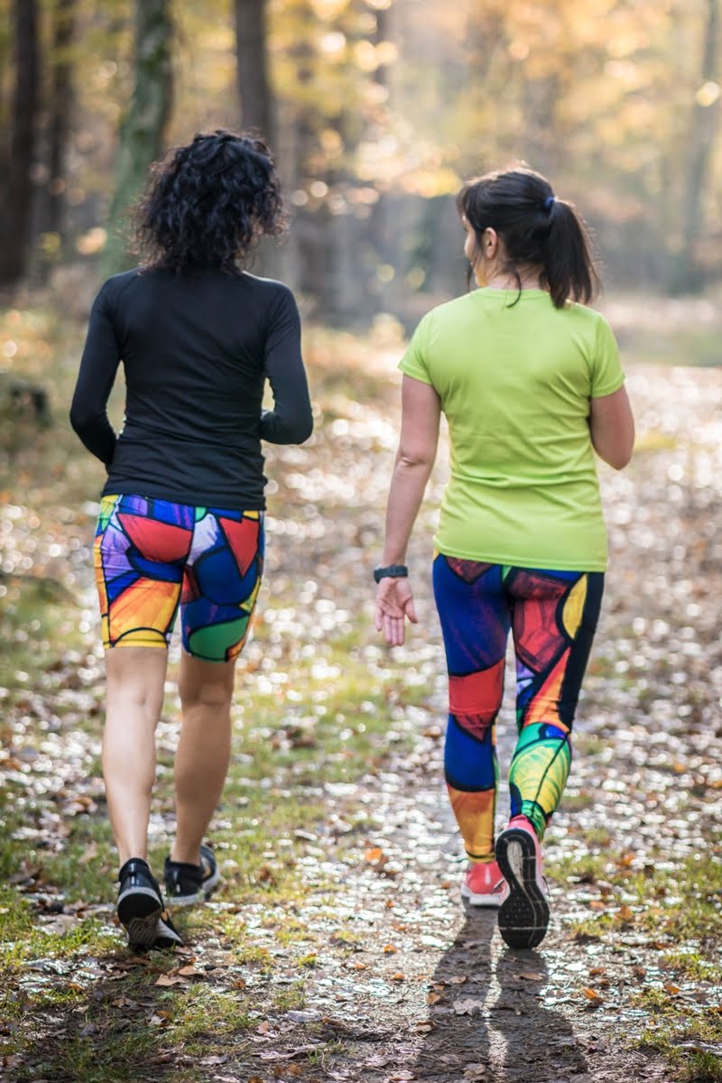 Krótkie i długie leginsy do biegania dla kobiet które chcą być aktywne i biegają w lesie