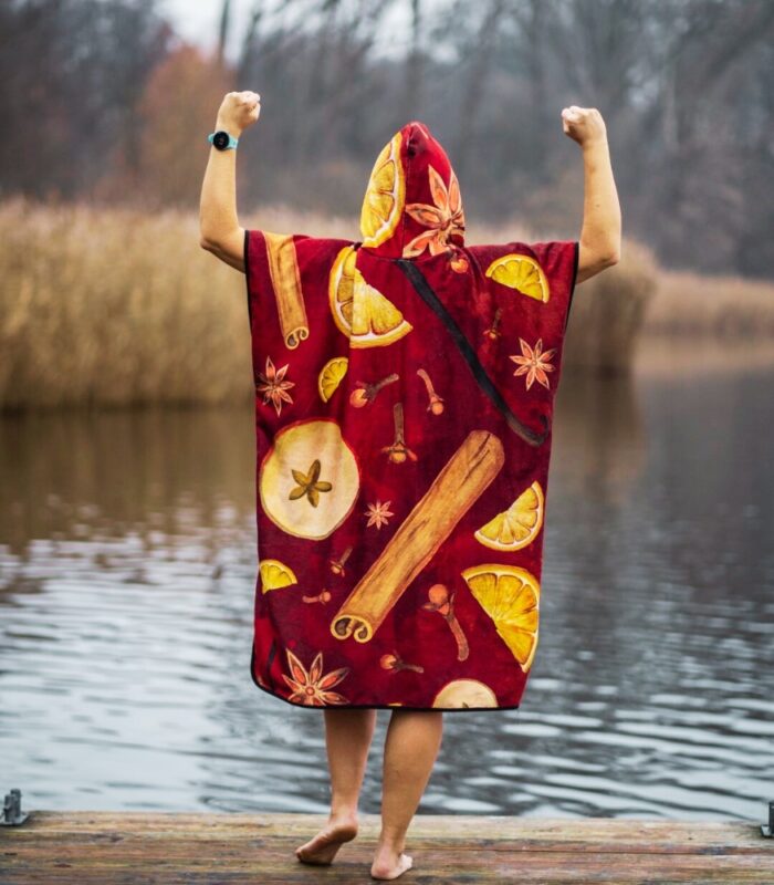 kolorowe poncho do morsowania grzaniec