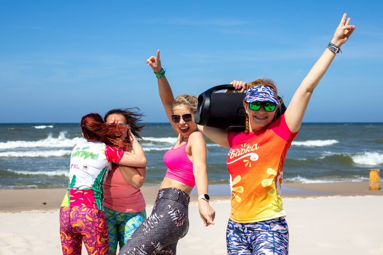 dziewczyny w kolorowych strojach sportowych