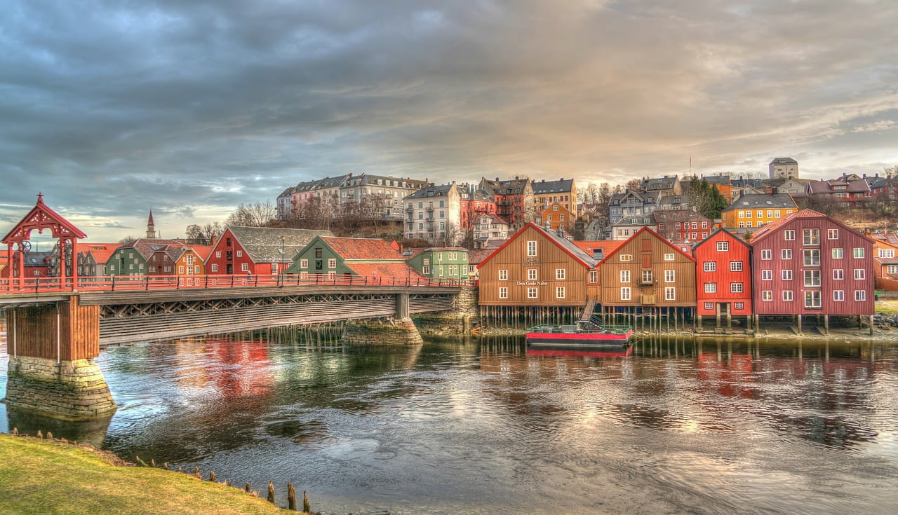 Kamienice i most w norweskim Trondheim