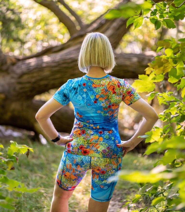 Damska koszulka sportowa niebieska łąka