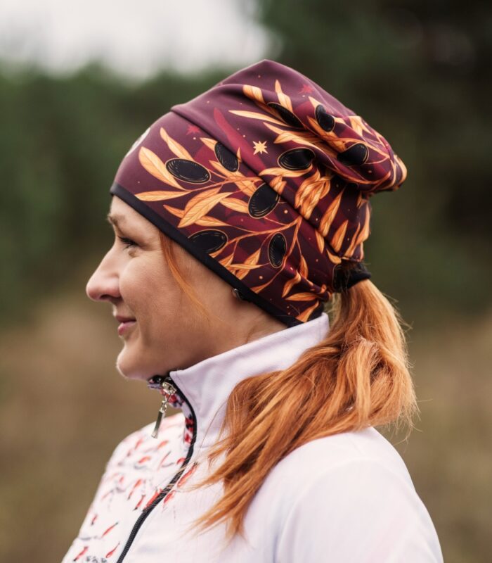bordowa czapka dwustronna z wycięciem na kitkę oliwki