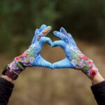 niebieskie rękawiczki sportowe damskie łąka