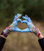 niebieskie rękawiczki sportowe damskie łąka