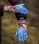 niebieskie rękawiczki sportowe damskie łąka