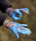 niebieskie rękawiczki sportowe damskie łąka