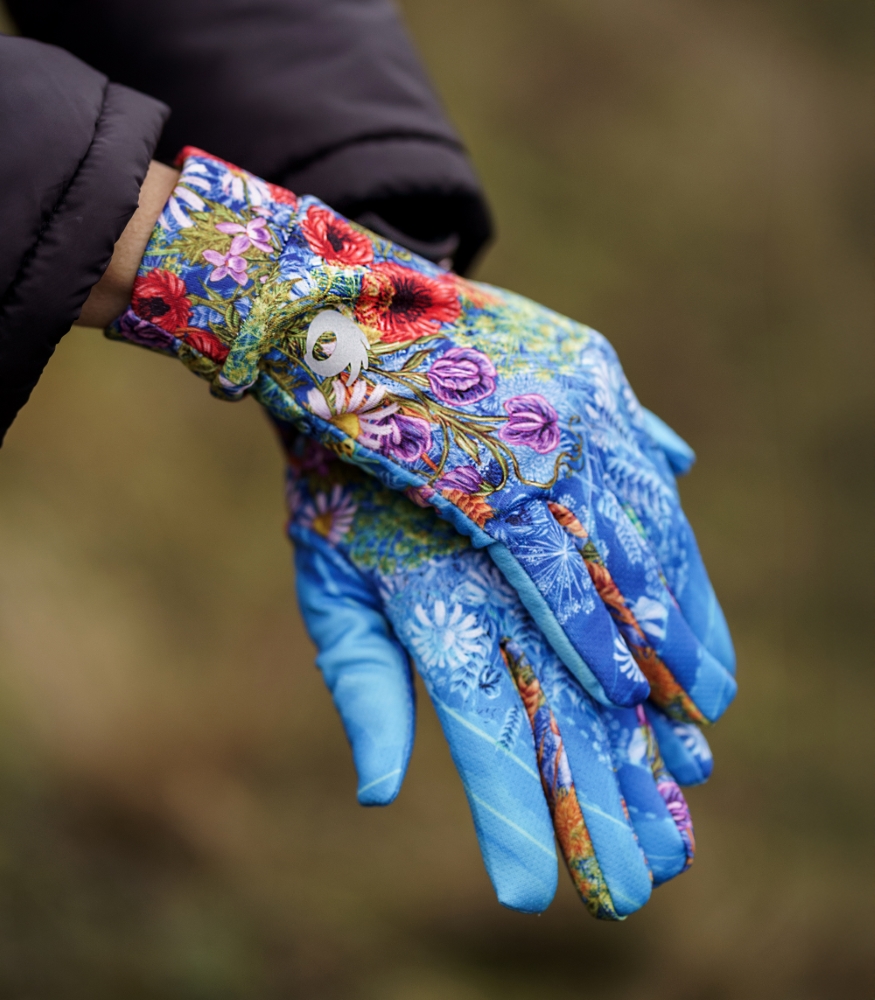 niebieskie rękawiczki sportowe damskie łąka