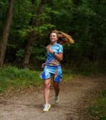 niebieska spódniczka ze spodenkami do biegania łąka