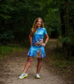 niebieska spódniczka ze spodenkami do biegania łąka