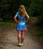 niebieska spódniczka ze spodenkami do biegania łąka