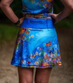 niebieska spódniczka ze spodenkami do biegania łąka