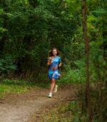 niebieska spódniczka ze spodenkami do biegania łąka