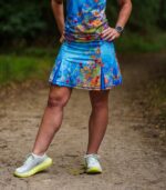 niebieska spódniczka ze spodenkami do biegania łąka