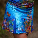 niebieska spódniczka ze spodenkami do biegania łąka