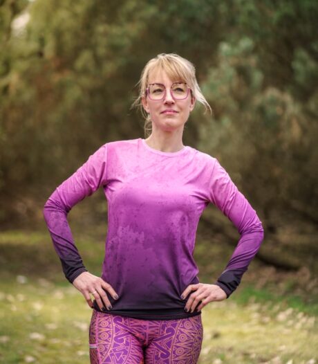 fioletowa koszulka z długim rękawem sportowa damska jeżyna