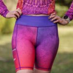 fioletowo czerwone spodenki do biegania z kieszonką na telefon śliwka