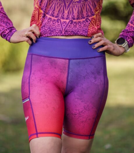 fioletowo czerwone spodenki do biegania z kieszonką na telefon śliwka