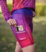 fioletowo czerwone spodenki do biegania z kieszonką na telefon śliwka