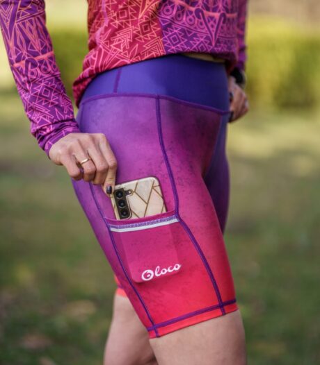 fioletowo czerwone spodenki do biegania z kieszonką na telefon śliwka