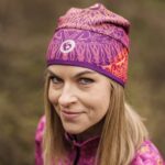 Fioletowo-różowa czapka sportowa LOCO we wzór Coloradas, pokazana na modelce