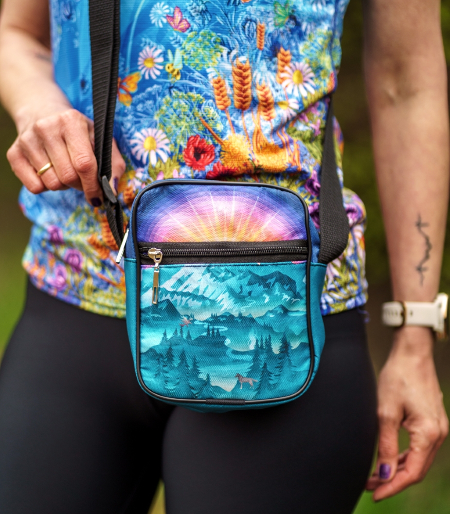 kolorowa torebka listonoszka góry