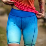 niebieskie legginsy do biegania z kieszonką na telefon błękitna laguna