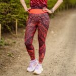 damskie legginsy sportowe czerwono czarne z kieszonką na telefon róże