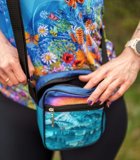 kolorowa torebka listonoszka góry