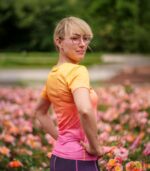 kolorowa koszulka sportowa dla kobiet z elementami różowego koloru w barwach brzoskwini