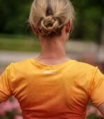 kolorowa koszulka sportowa dla kobiet z elementami różowego koloru w barwach brzoskwini