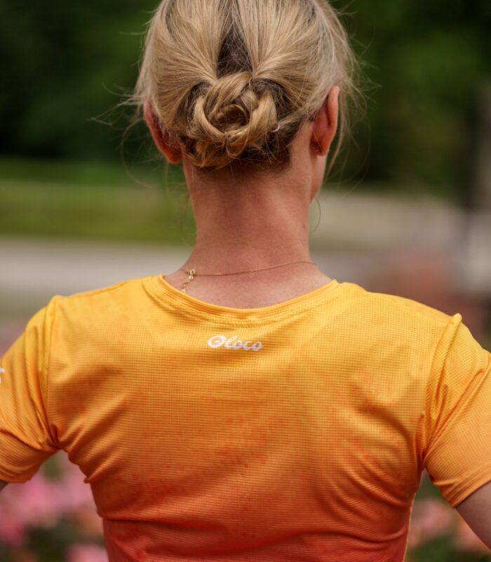 kolorowa koszulka sportowa dla kobiet z elementami różowego koloru w barwach brzoskwini