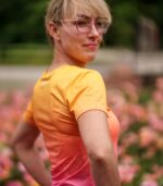 kolorowa koszulka sportowa dla kobiet z elementami różowego koloru w barwach brzoskwini