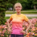 kolorowa koszulka sportowa dla kobiet z elementami różowego koloru w barwach brzoskwini