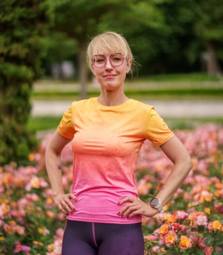 kolorowa koszulka sportowa dla kobiet z elementami różowego koloru w barwach brzoskwini