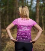 fioletowa damska koszulka techniczna do biegania na rower sportowa jeżyna