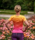 kolorowa koszulka sportowa dla kobiet z elementami różowego koloru w barwach brzoskwini