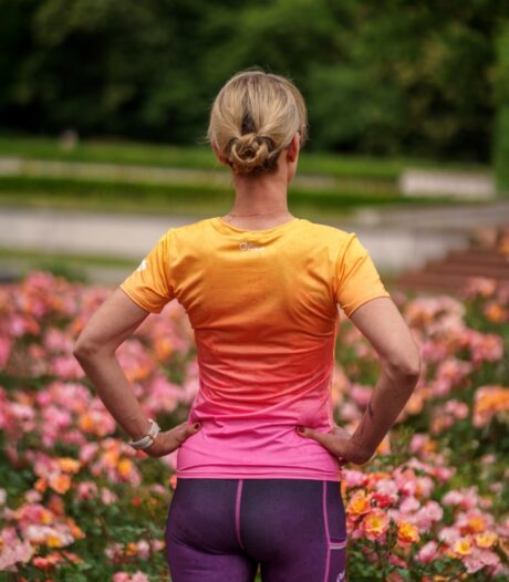 kolorowa koszulka sportowa dla kobiet z elementami różowego koloru w barwach brzoskwini