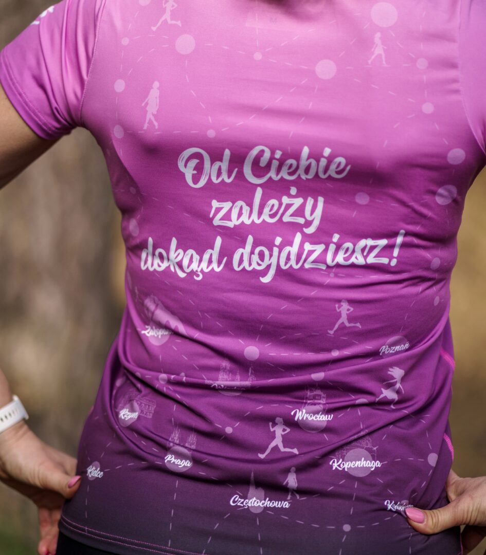 fioletowa damska koszulka techniczna do biegania na rower sportowa jeżyna