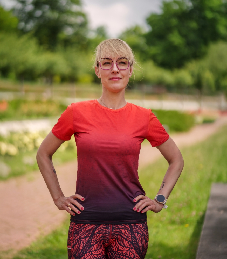 czerwona koszulka techniczna damska oddychająca do biegania wino