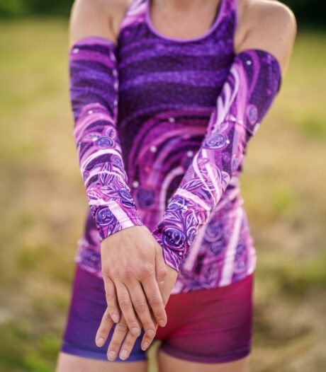 fioletowe rękawki sportowe do biegania na rower jagody