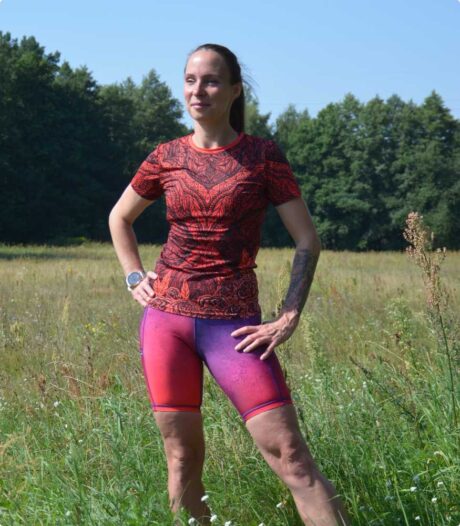 koszulka techniczna róże, legginsy krótkie z kieszeniami sliwka