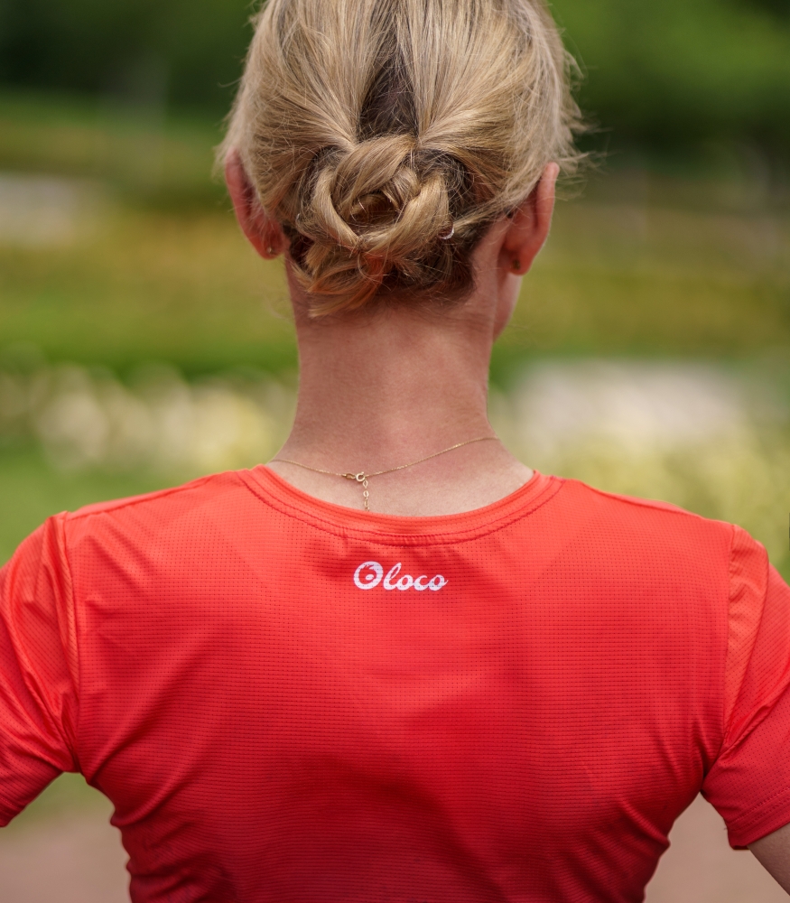 czerwona koszulka techniczna damska oddychająca do biegania wino