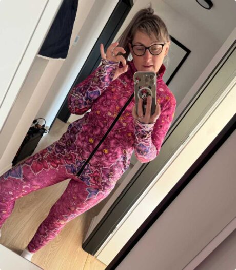 różowa bluza rozpinana orchidea i długie legginsy w kwiaty