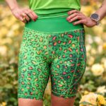 zielone legginsy spodenki sportowe damskie do biegania z kieszonką na telefon jungle