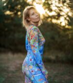 niebieski sportowy longsleeve damski łąka