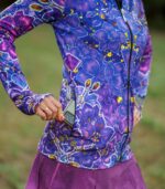 Bluza damska Nocna Orchidea LOCO, zbliżenie bocznej kieszeni z telefonem, zamka i fioletowego wzoru orchidei.
