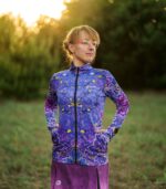 Damska bluza sportowa Nocna Orchidea LOCO z zamkiem i stójką, modelka trzyma dłonie w bocznych kieszeniach.