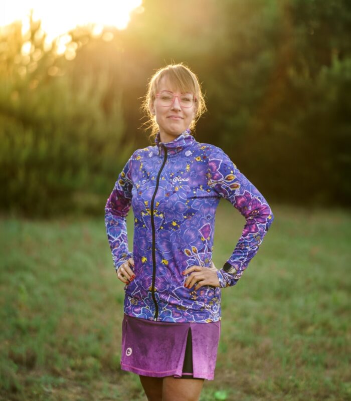Damska bluza sportowa Nocna Orchidea LOCO na modelce, widok z przodu z zapiętym zamkiem i stójką.