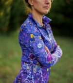 Bluza damska Nocna Orchidea LOCO z boku, zbliżenie rękawa z białym logo i wzorem orchidei.