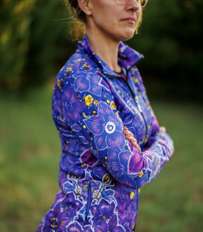 Bluza damska Nocna Orchidea LOCO z boku, zbliżenie rękawa z białym logo i wzorem orchidei.